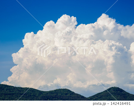山並みの上に広がる夏の入道雲と青空 山並みの上に広がる夏の入道雲と青空 142416491