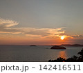 海に沈む夕陽 142416511