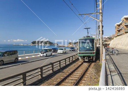 湘南鎌倉高校前駅  綺麗な青空と江の島と江ノ電 142416893