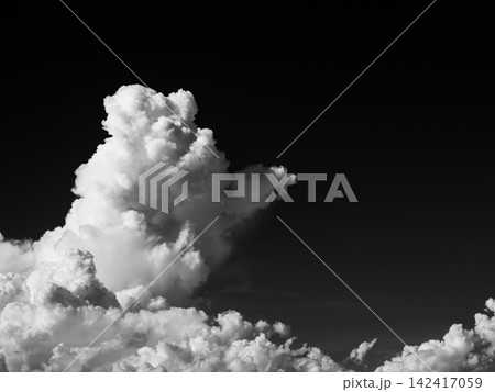 モノクロで捉えた夏の入道雲 モノクロで捉えた夏の入道雲 142417059