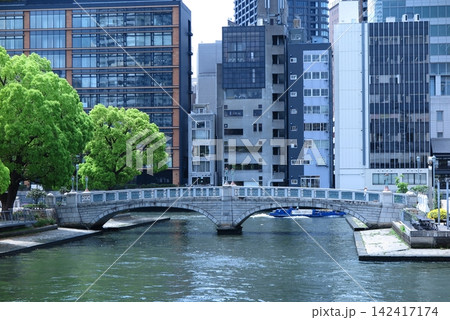 大阪市北区の中之島公園、バラ園の間の水路を跨ぐ「ばらぞの橋」 142417174