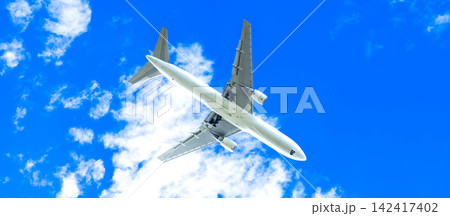 爽やかな青空の下爆音をあげて着陸態勢に入ったかっこいい飛行機 142417402