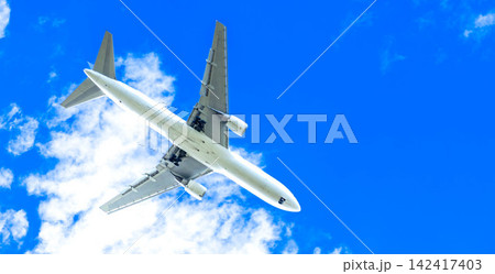爽やかな青空の下爆音をあげて着陸態勢に入ったかっこいい飛行機 爽やかな青空の下爆音をあげて着陸態勢に入ったかっこいい飛行機 142417403