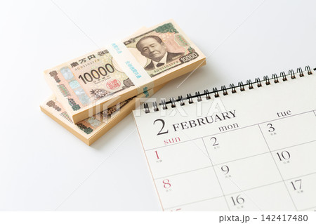 2月のカレンダーと札束 2月のカレンダーと札束 142417480