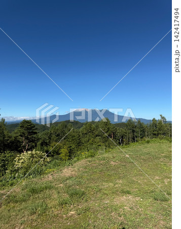 雲ひとつない快晴の青空と雄大な御嶽山の遠景（長野県） 142417494