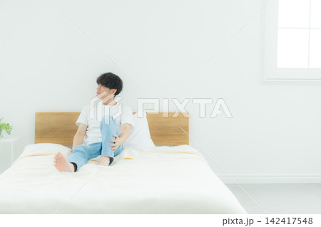 ベッドルームの男性 ベッドルームの男性 142417548