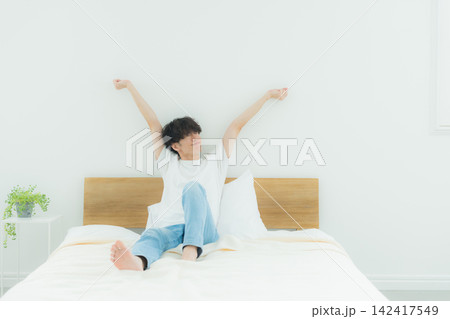 ベッドルームの男性 142417549