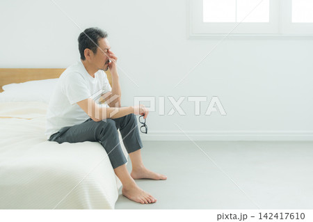 ベッドで悩む中高年男性 142417610