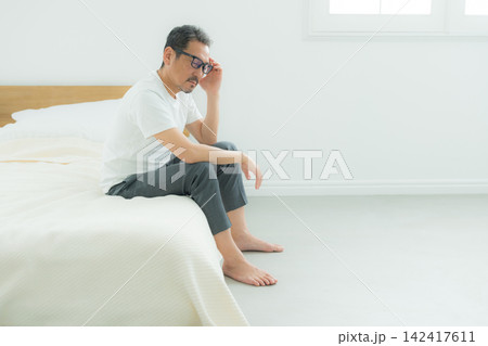 ベッドで悩む中高年男性 142417611
