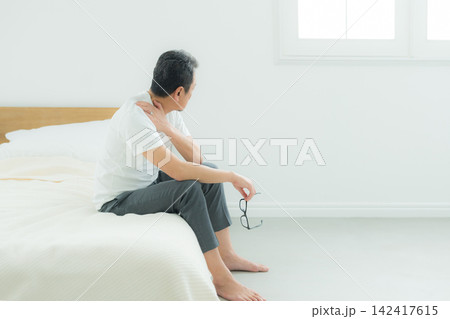 ベッドで悩む中高年男性 142417615