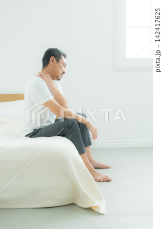 ベッドで悩む中高年男性 ベッドで悩む中高年男性 142417625