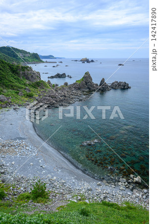 佐渡島の北鵜島大橋からの展望(縦写真） 142417890