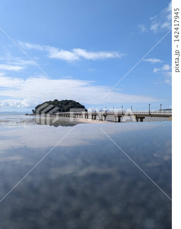 反射した島と綺麗な景色 反射した島と綺麗な景色 142417945