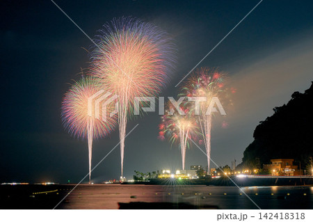 夏の夜空を彩る花火 142418318