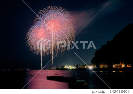 夏の夜空を彩る花火 夏の夜空を彩る花火 142418403