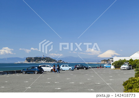湘南七里ヶ浜  江の島と富士山が見える絶景の駐車場 142418773