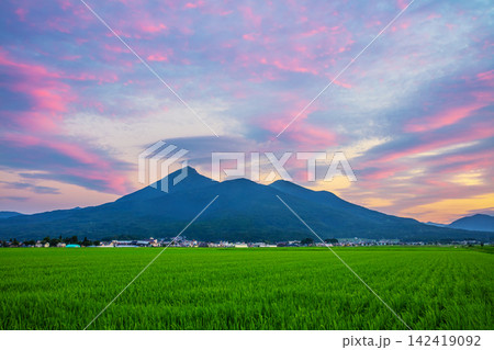 夏の夕焼けに染まる磐梯山 夏の夕焼けに染まる磐梯山 142419092