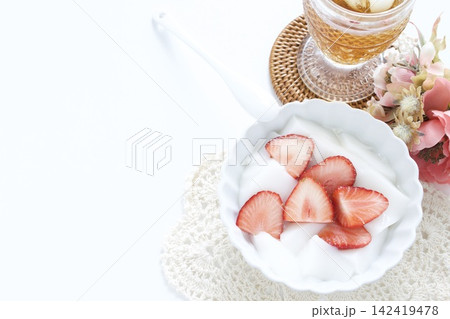 イチゴの杏仁豆腐 イチゴの杏仁豆腐 142419478