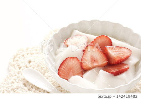 イチゴの杏仁豆腐 142419482