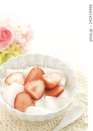 イチゴの杏仁豆腐 142419488