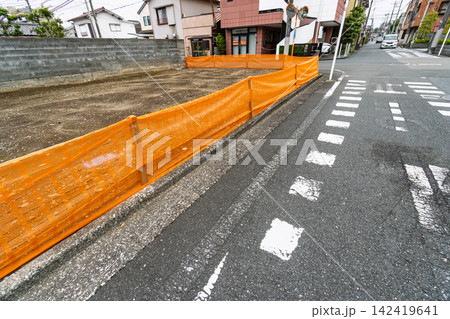 住宅を解体した交差点の更地 住宅を解体した交差点の更地 142419641