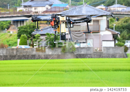 ドローンによる農薬散布 ドローンによる農薬散布 142419733