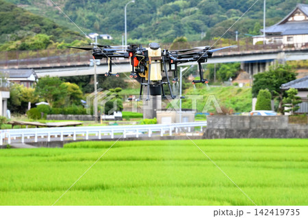 ドローンによる農薬散布 ドローンによる農薬散布 142419735