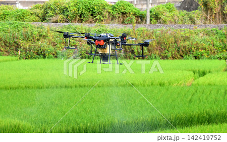 ドローンによる農薬散布 ドローンによる農薬散布 142419752