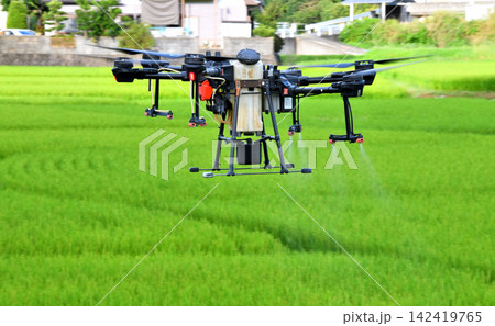ドローンによる農薬散布 ドローンによる農薬散布 142419765
