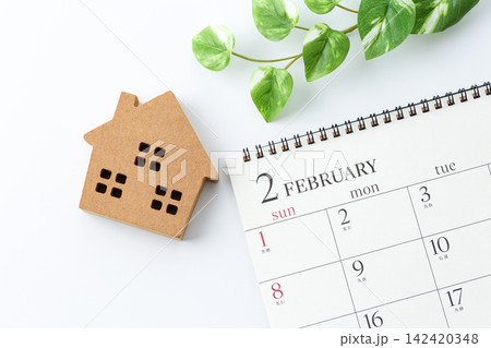 2月のカレンダーと木の家 2月のカレンダーと木の家 142420348