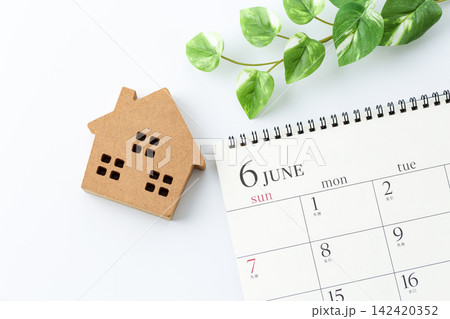 6月のカレンダーと木の家 6月のカレンダーと木の家 142420352