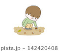 どんぐりを拾うこども 142420408