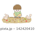 リスと一緒にどんぐりを拾うこども 142420410