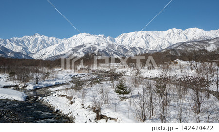 雪が積もった北アルプスの山並み 日本の冬景色 雪が積もった北アルプスの山並み 日本の冬景色 142420422