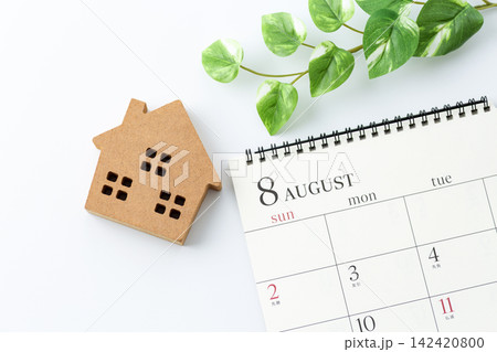 8月のカレンダーと木の家 142420800