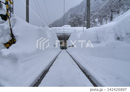 雪の大谷の電車版 雪に覆われた富山地鉄立山駅 雪の大谷の電車版 雪に覆われた富山地鉄立山駅 142420897