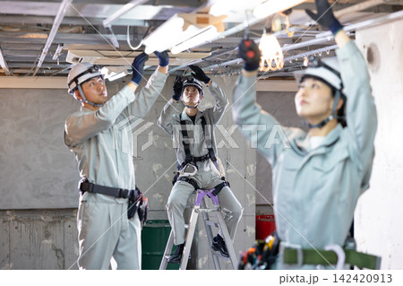 建築現場 高所作業をする電気工事士 建築現場 高所作業をする電気工事士 142420913