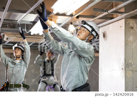 建築現場 高所作業をする電気工事士 建築現場 高所作業をする電気工事士 142420916