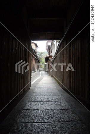 雨降る京都の路地裏 雨降る京都の路地裏 142420944