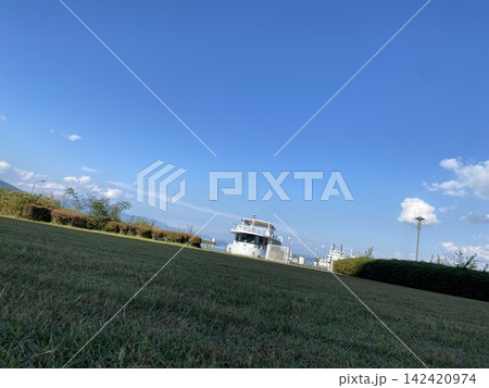 秋の青空と船 秋の青空と船 142420974