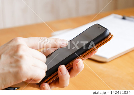 スマホを操作する手 スマホを操作する手 142421024