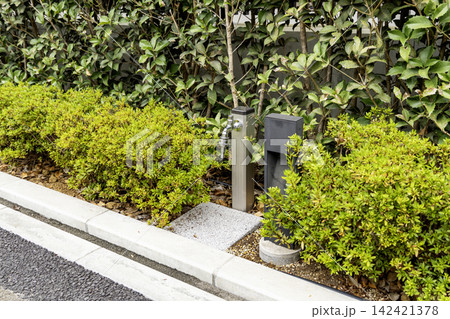 マンション横の歩道沿い植栽エリアに置かれた屋外水栓柱 マンション横の歩道沿い植栽エリアに置かれた屋外水栓柱 142421378