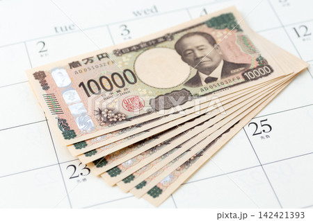 8万円のお金とカレンダー 142421393
