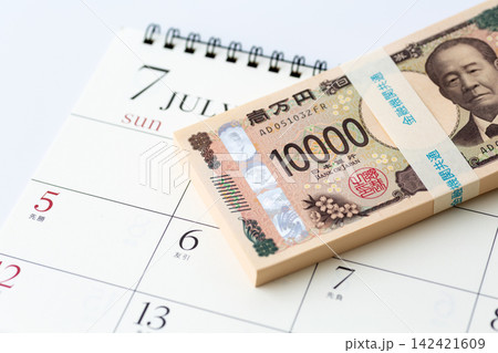 100万円のお金と7月のカレンダー 100万円のお金と7月のカレンダー 142421609