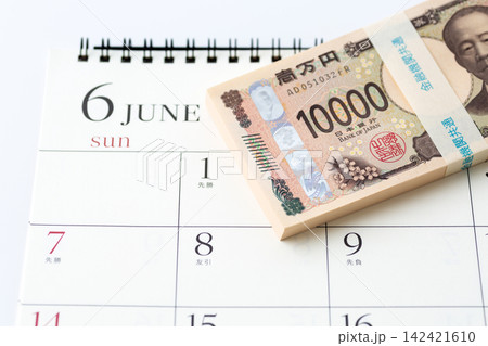 100万円のお金と6月のカレンダー 100万円のお金と6月のカレンダー 142421610