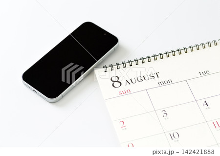 8月のカレンダーとスマホ 142421888