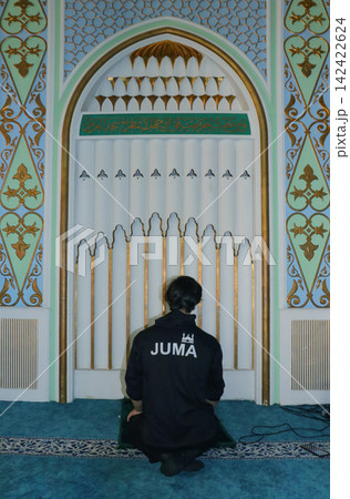 Muslim man and praying in mosque 142422624