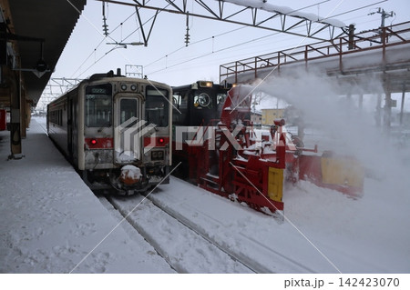 北海道深川市　深川駅に停車中の留萌本線とラッセル車 142423070