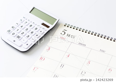 5月のカレンダーと白い電卓 5月のカレンダーと白い電卓 142423269