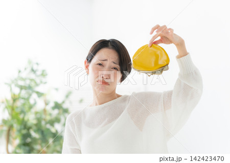 財布を持つ女性	 142423470